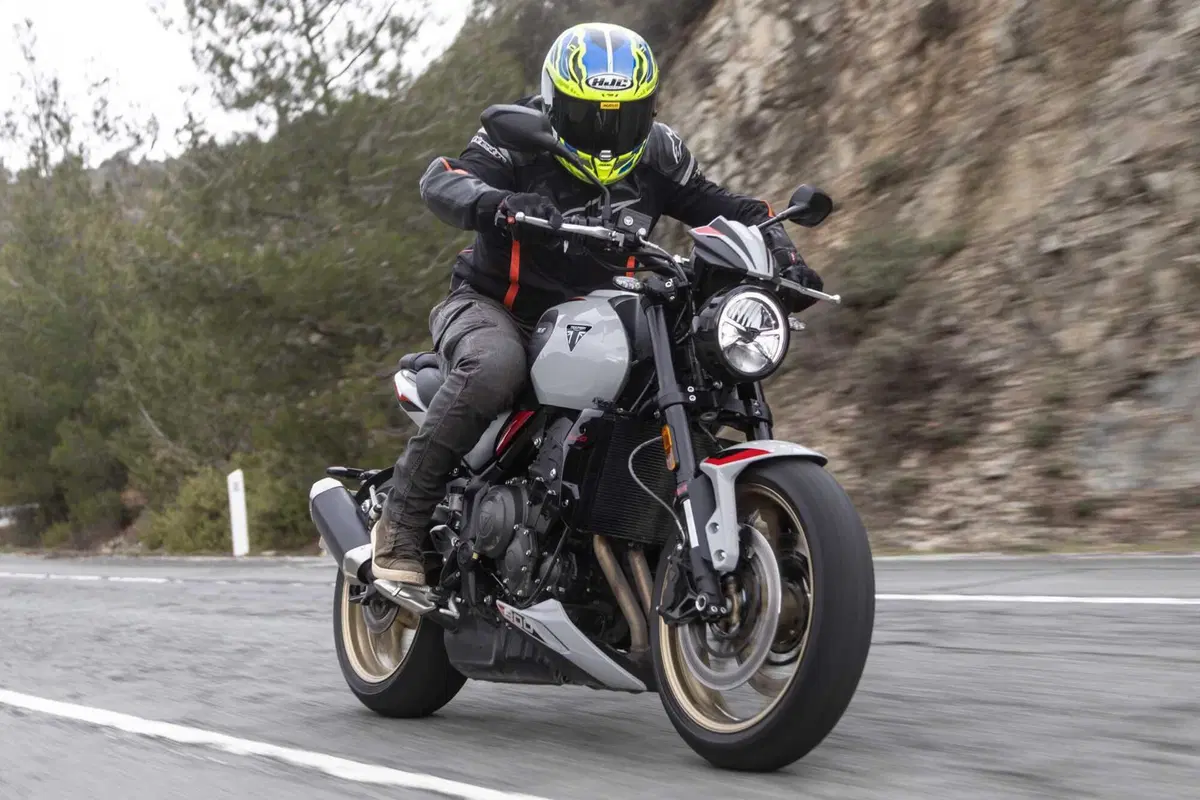 Triumph Trident 800 TEST: 3 cilindri, 115 cv, 198 kg e tanto divertimento. Pro e Contro [VIDEO E GALLERY] (20)