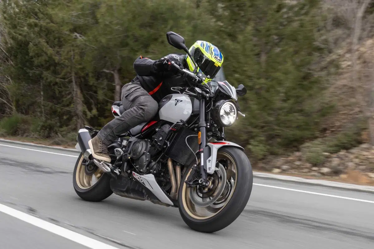 Triumph Trident 800 TEST: 3 cilindri, 115 cv, 198 kg e tanto divertimento. Pro e Contro [VIDEO E GALLERY] (21)