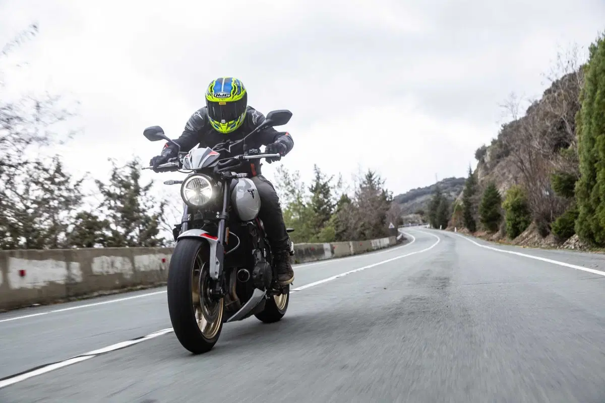 Triumph Trident 800 TEST: 3 cilindri, 115 cv, 198 kg e tanto divertimento. Pro e Contro [VIDEO E GALLERY] (22)