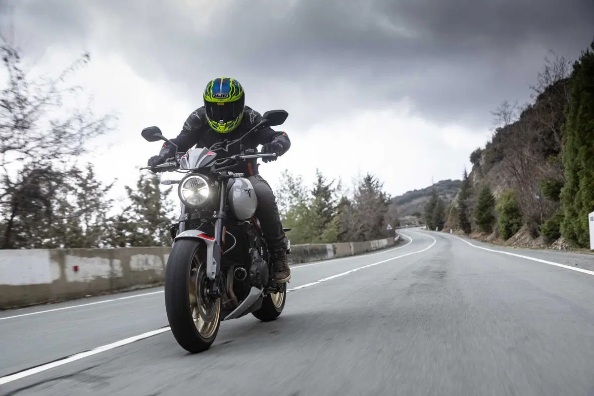 Triumph Trident 800 TEST: 3 cilindri, 115 cv, 198 kg e tanto divertimento. Pro e Contro [VIDEO E GALLERY] (23)
