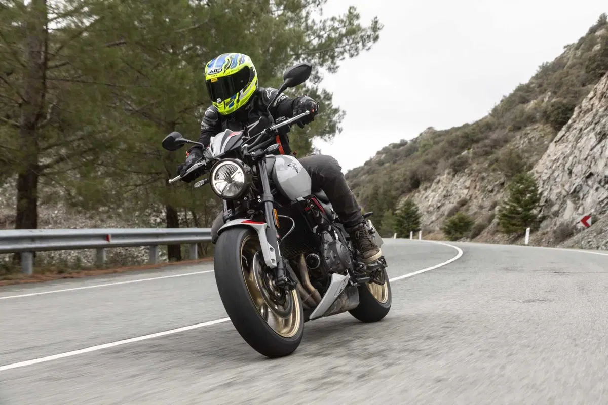 Triumph Trident 800 TEST: 3 cilindri, 115 cv, 198 kg e tanto divertimento. Pro e Contro [VIDEO E GALLERY] (24)