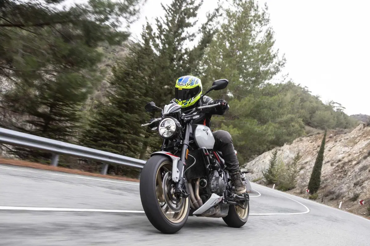 Triumph Trident 800 TEST: 3 cilindri, 115 cv, 198 kg e tanto divertimento. Pro e Contro [VIDEO E GALLERY] (25)
