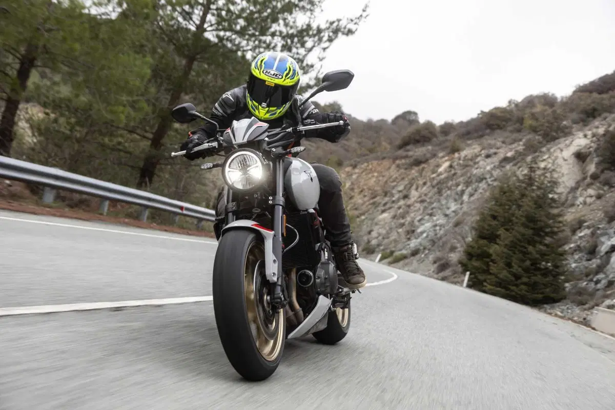 Triumph Trident 800 TEST: 3 cilindri, 115 cv, 198 kg e tanto divertimento. Pro e Contro [VIDEO E GALLERY] (26)