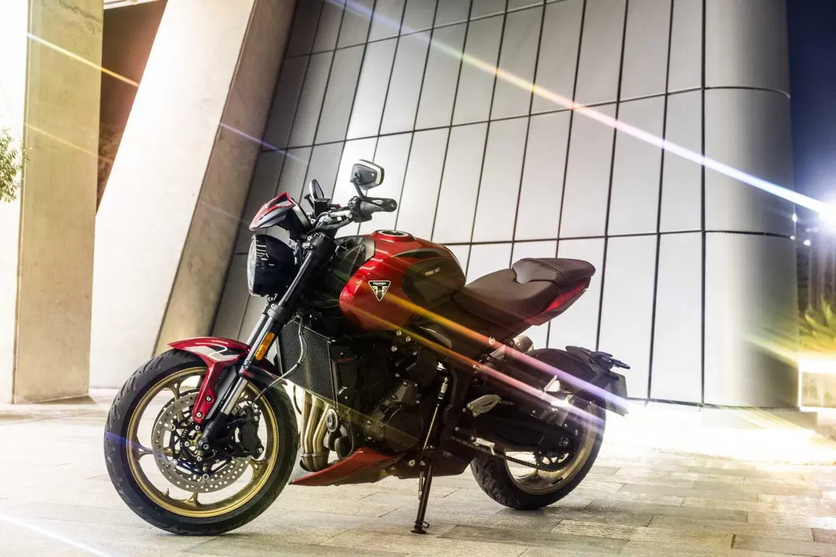 Triumph Trident 800 TEST: 3 cilindri, 115 cv, 198 kg e tanto divertimento. Pro e Contro [VIDEO E GALLERY] (27)