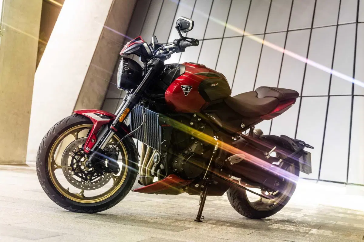 Triumph Trident 800 TEST: 3 cilindri, 115 cv, 198 kg e tanto divertimento. Pro e Contro [VIDEO E GALLERY] (28)