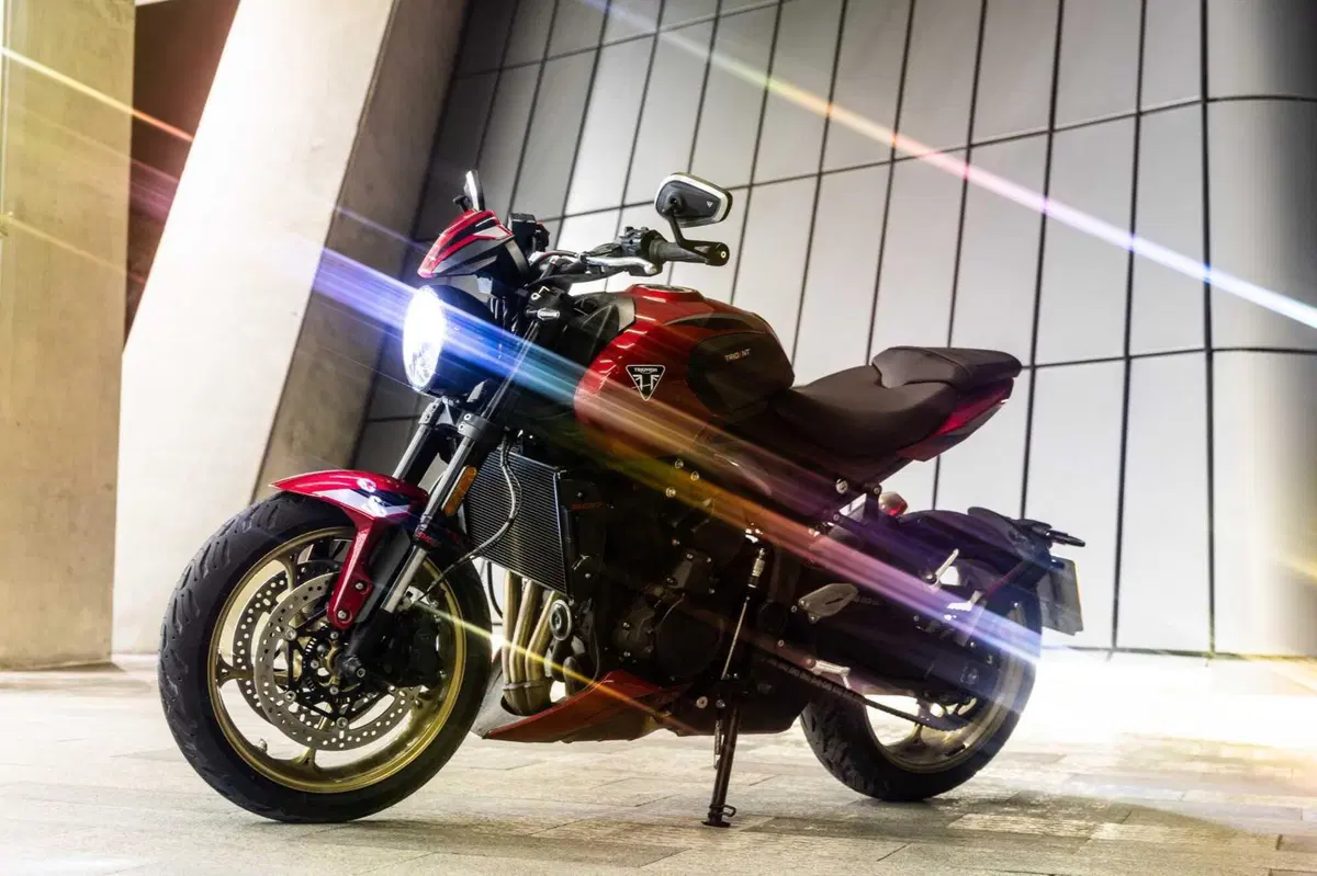 Triumph Trident 800 TEST: 3 cilindri, 115 cv, 198 kg e tanto divertimento. Pro e Contro [VIDEO E GALLERY] (29)