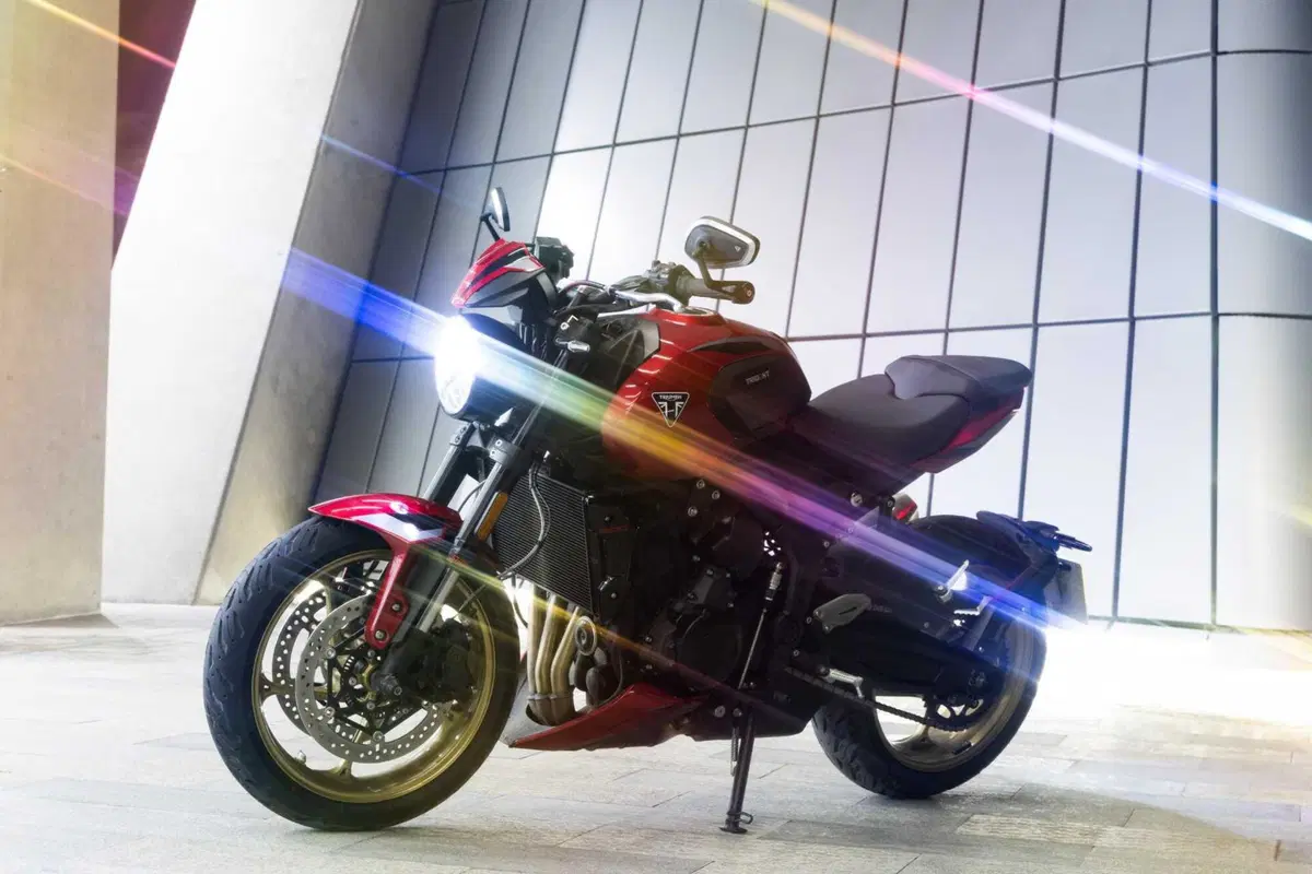 Triumph Trident 800 TEST: 3 cilindri, 115 cv, 198 kg e tanto divertimento. Pro e Contro [VIDEO E GALLERY] (30)