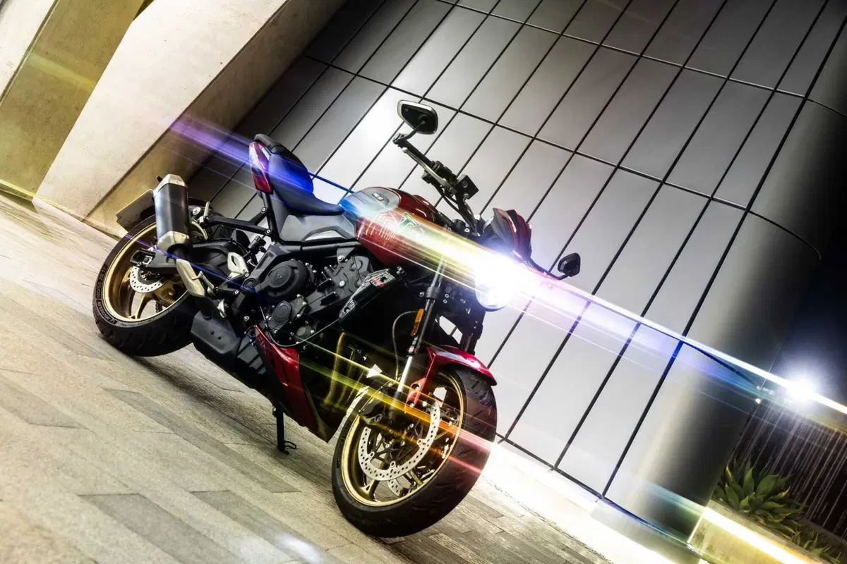 Triumph Trident 800 TEST: 3 cilindri, 115 cv, 198 kg e tanto divertimento. Pro e Contro [VIDEO E GALLERY] (31)