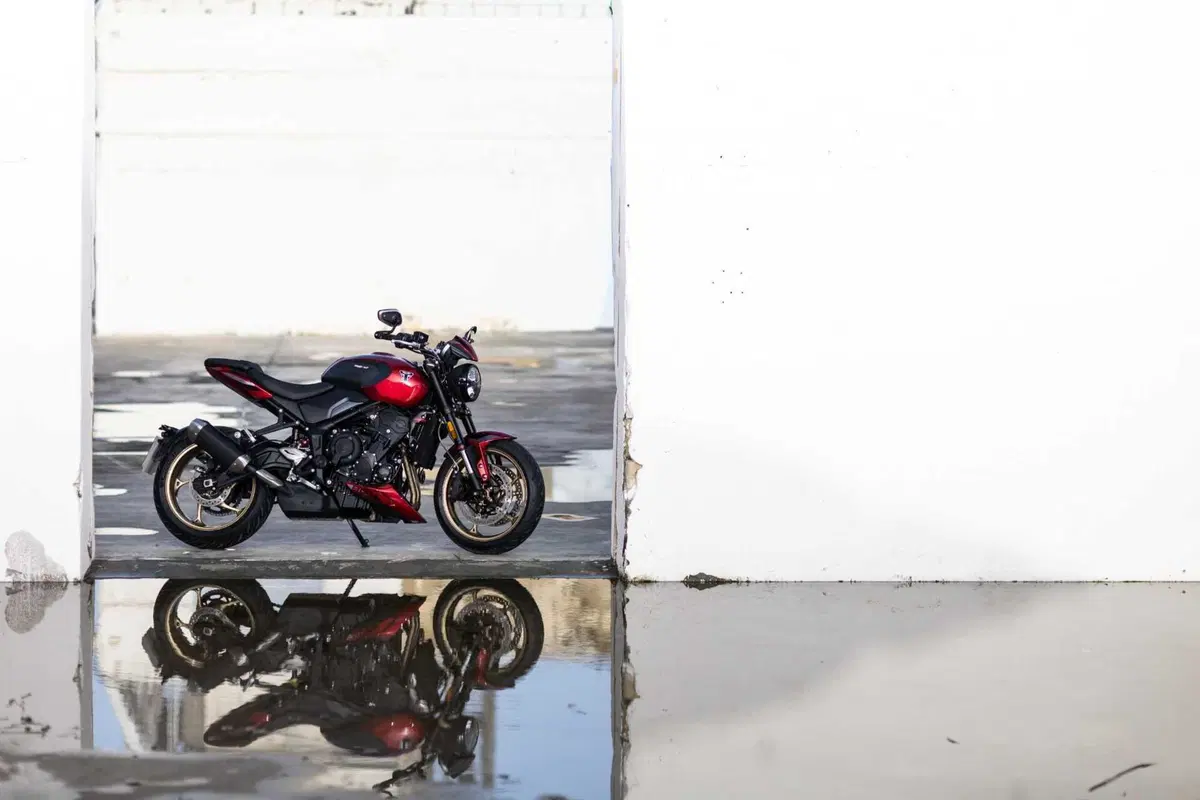 Triumph Trident 800 TEST: 3 cilindri, 115 cv, 198 kg e tanto divertimento. Pro e Contro [VIDEO E GALLERY] (41)
