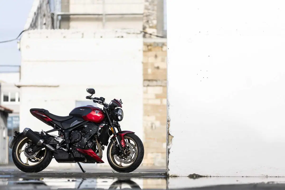 Triumph Trident 800 TEST: 3 cilindri, 115 cv, 198 kg e tanto divertimento. Pro e Contro [VIDEO E GALLERY] (42)