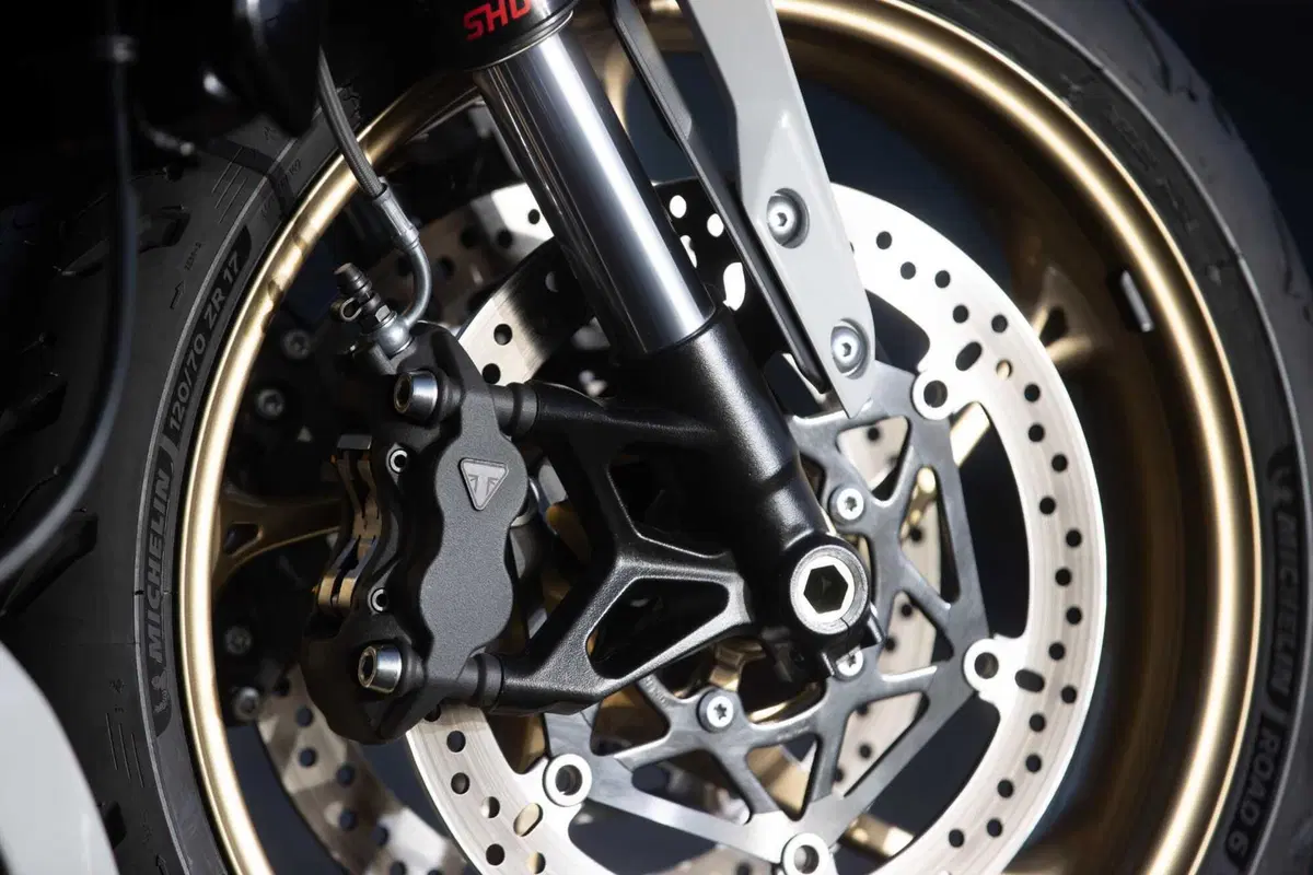 Triumph Trident 800 TEST: 3 cilindri, 115 cv, 198 kg e tanto divertimento. Pro e Contro [VIDEO E GALLERY] (51)