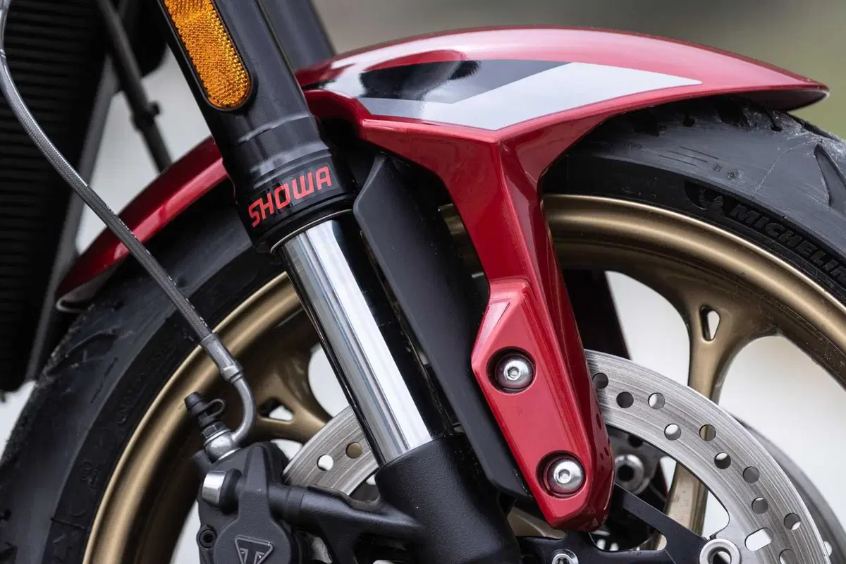 Triumph Trident 800 TEST: 3 cilindri, 115 cv, 198 kg e tanto divertimento. Pro e Contro [VIDEO E GALLERY] (55)
