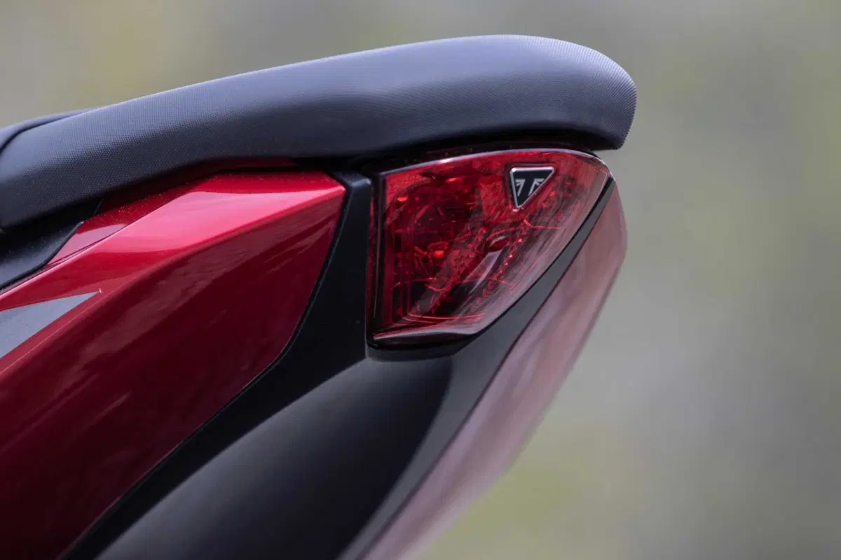 Triumph Trident 800 TEST: 3 cilindri, 115 cv, 198 kg e tanto divertimento. Pro e Contro [VIDEO E GALLERY] (57)