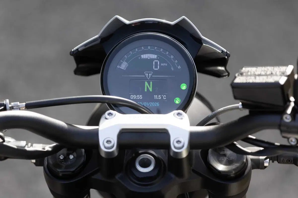 Triumph Trident 800 TEST: 3 cilindri, 115 cv, 198 kg e tanto divertimento. Pro e Contro [VIDEO E GALLERY] (58)