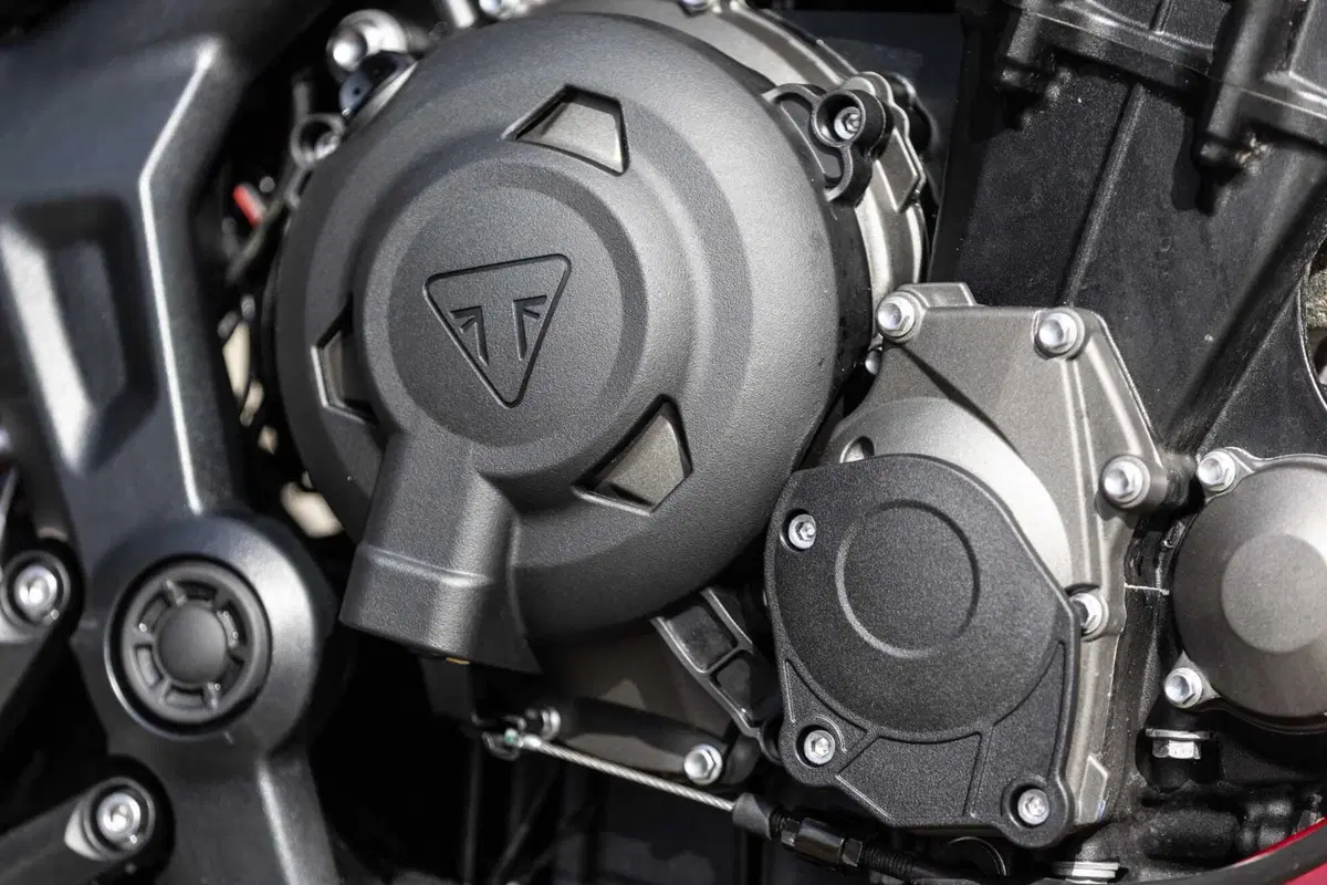 Triumph Trident 800 TEST: 3 cilindri, 115 cv, 198 kg e tanto divertimento. Pro e Contro [VIDEO E GALLERY] (61)