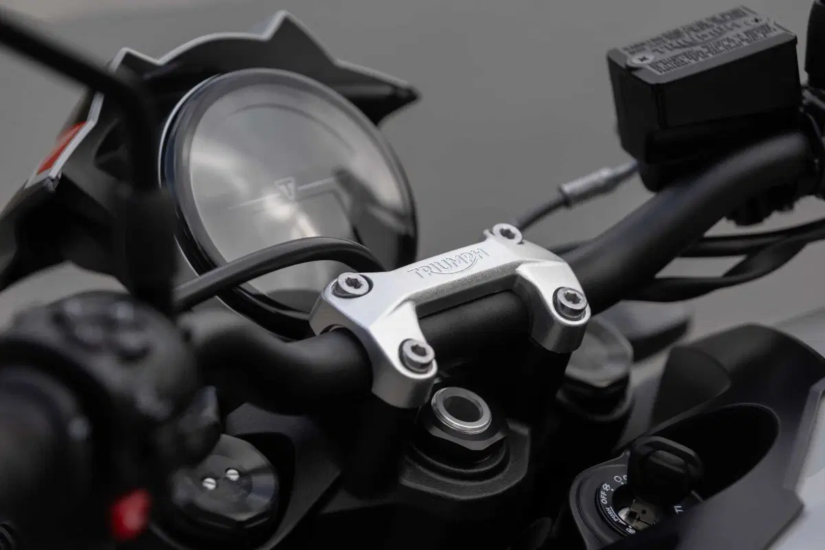 Triumph Trident 800 TEST: 3 cilindri, 115 cv, 198 kg e tanto divertimento. Pro e Contro [VIDEO E GALLERY] (67)