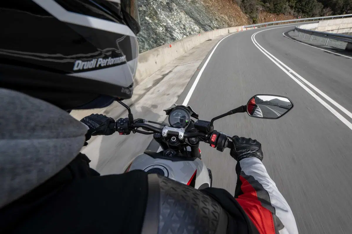 Triumph Trident 800 TEST: 3 cilindri, 115 cv, 198 kg e tanto divertimento. Pro e Contro [VIDEO E GALLERY] (73)