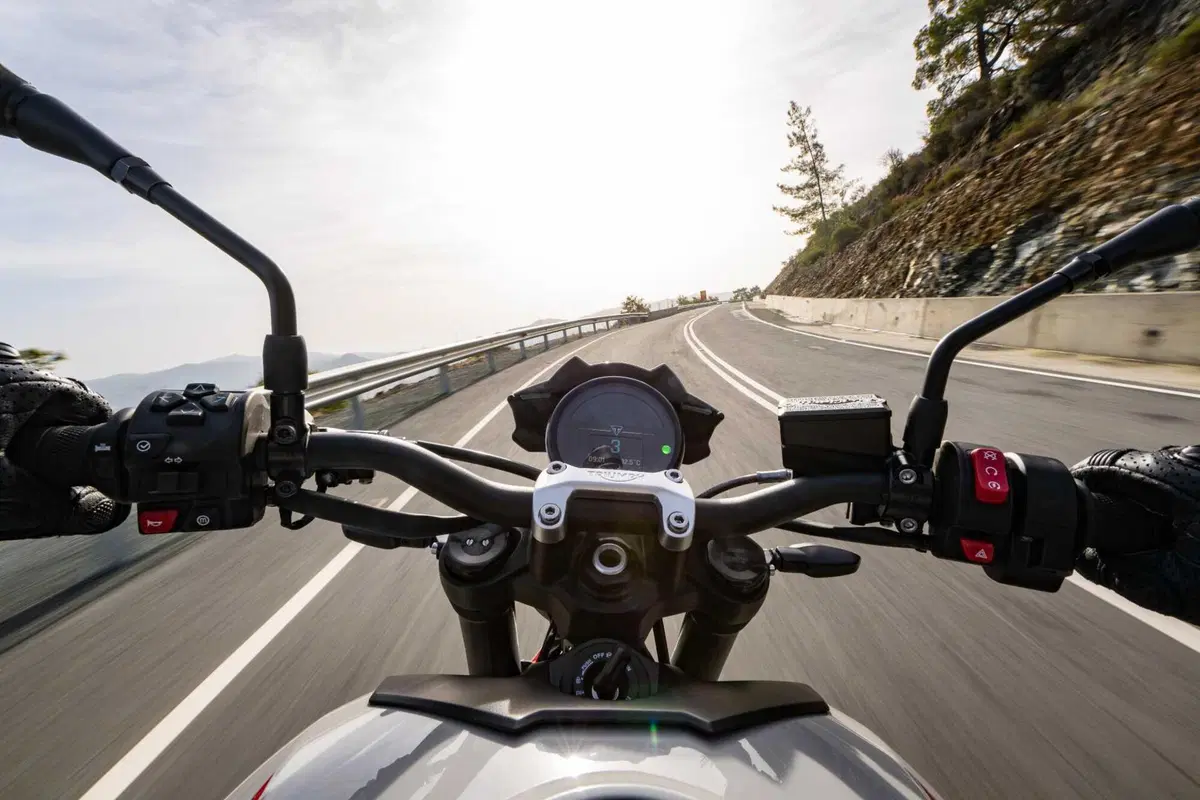 Triumph Trident 800 TEST: 3 cilindri, 115 cv, 198 kg e tanto divertimento. Pro e Contro [VIDEO E GALLERY] (74)