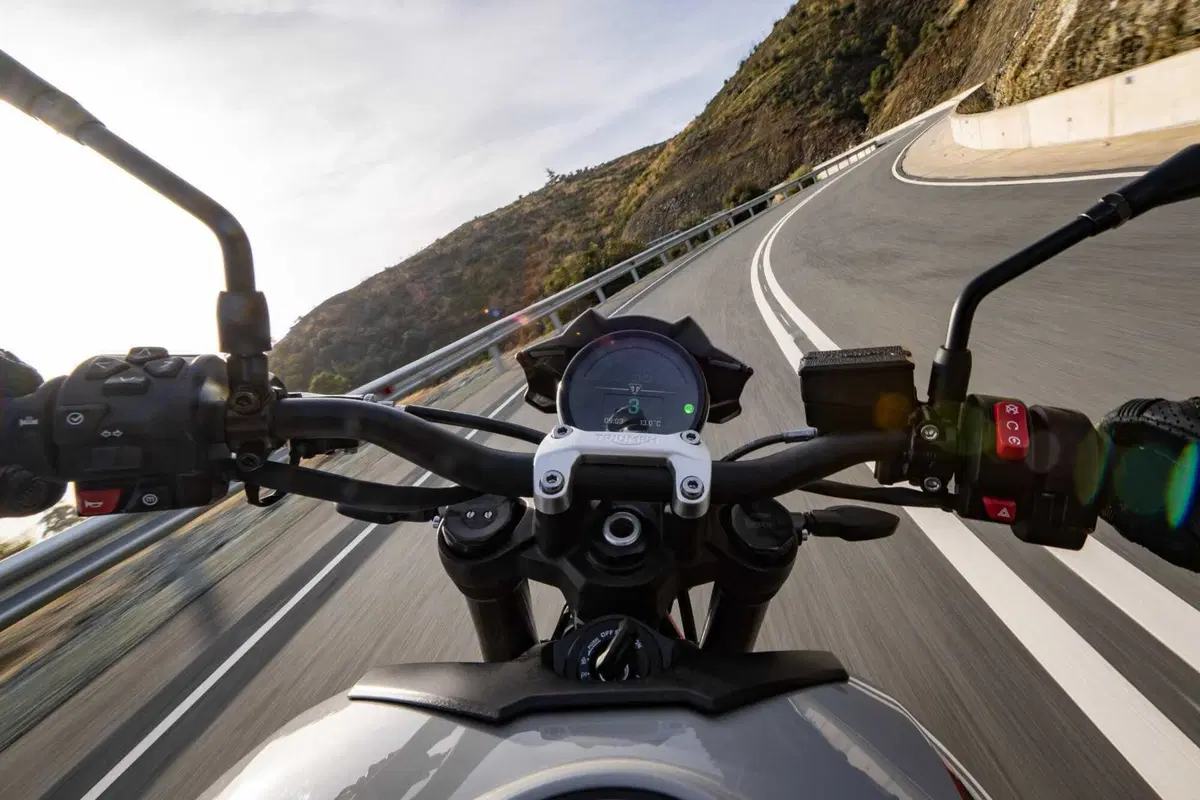 Triumph Trident 800 TEST: 3 cilindri, 115 cv, 198 kg e tanto divertimento. Pro e Contro [VIDEO E GALLERY] (75)