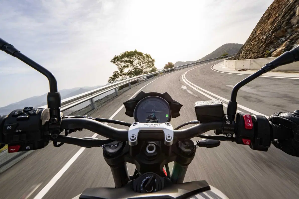 Triumph Trident 800 TEST: 3 cilindri, 115 cv, 198 kg e tanto divertimento. Pro e Contro [VIDEO E GALLERY] (76)