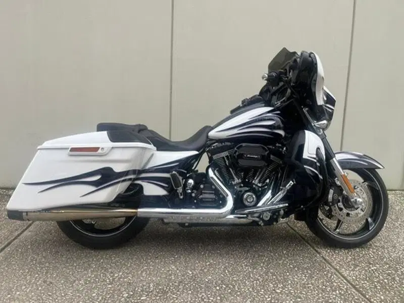 Harley-Davidson 110 Street Glide (2016) - FLHXSE