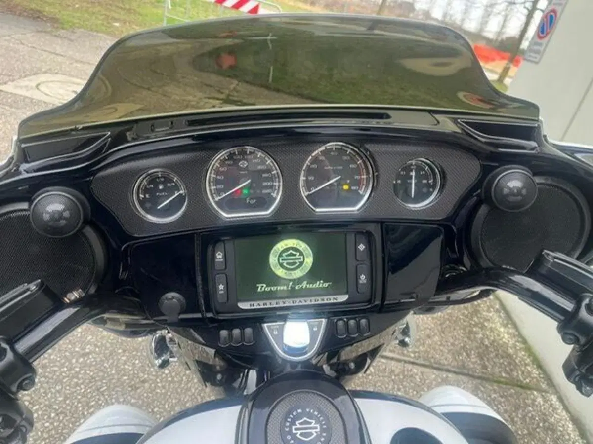 Harley-Davidson 110 Street Glide (2016) - FLHXSE (4)