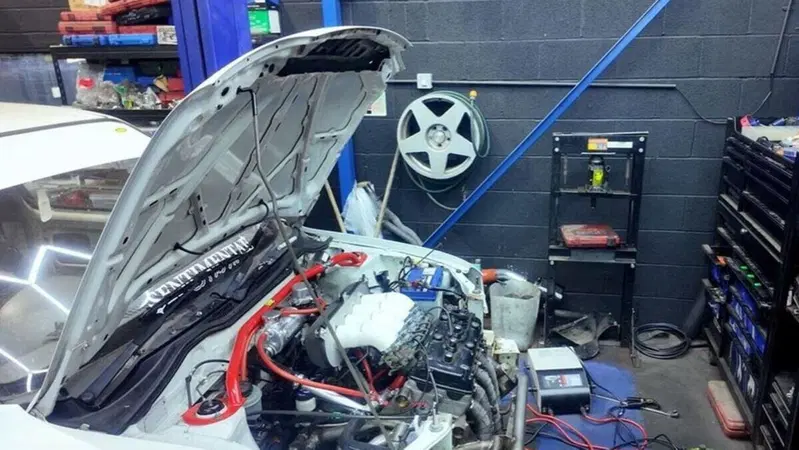 Motore Hayabusa, telaio Micra: la ricetta perfetta per il caos [VIDEO]