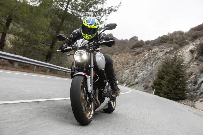 La Trident 800 diverte, sin dai primi metri. Coinvolgente il motore, preciso il cambio.
