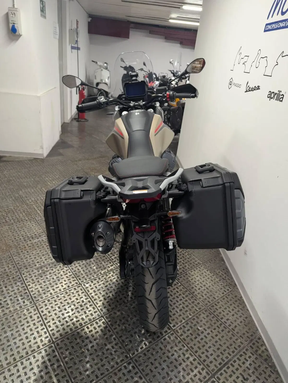Moto Guzzi V85 TT Travel (2024 - 26) (3)