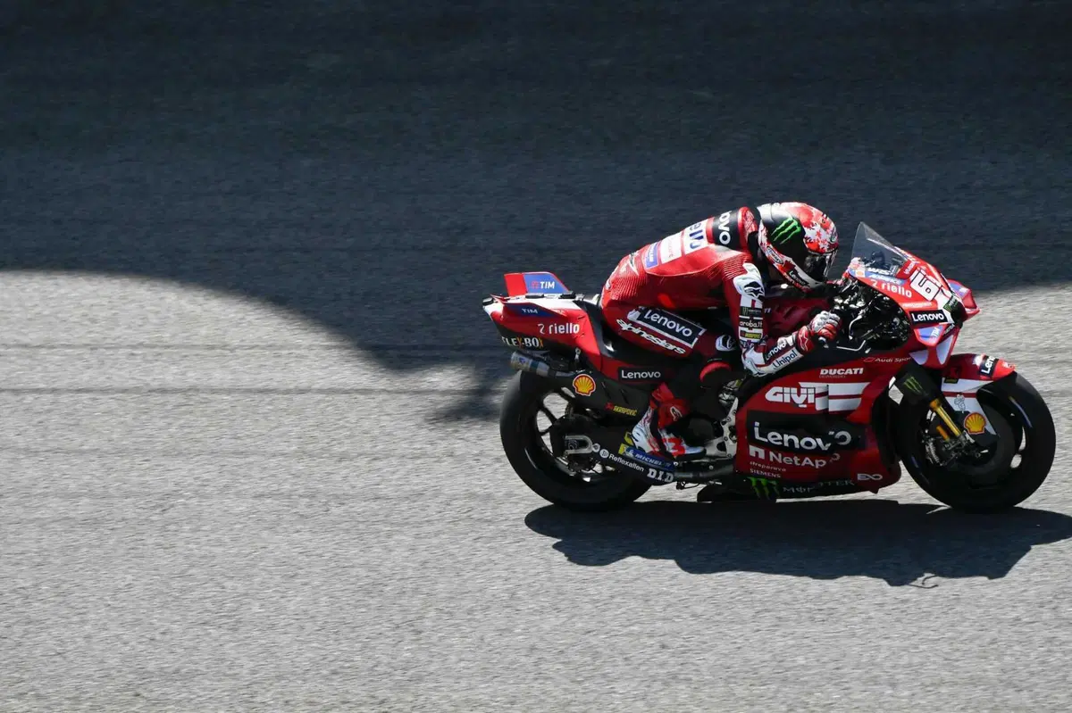 Foto dal 2° giorno di test ufficiali a Sepang: tutte le Yamaha ferme ai box (problemi al motore), la Honda di Joan Mir 1ª (3)