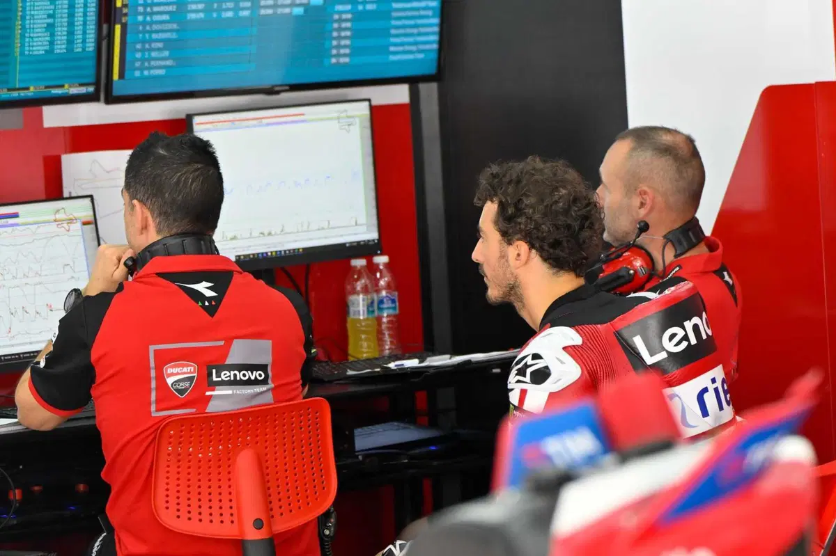 Foto dal 2° giorno di test ufficiali a Sepang: tutte le Yamaha ferme ai box (problemi al motore), la Honda di Joan Mir 1ª (4)
