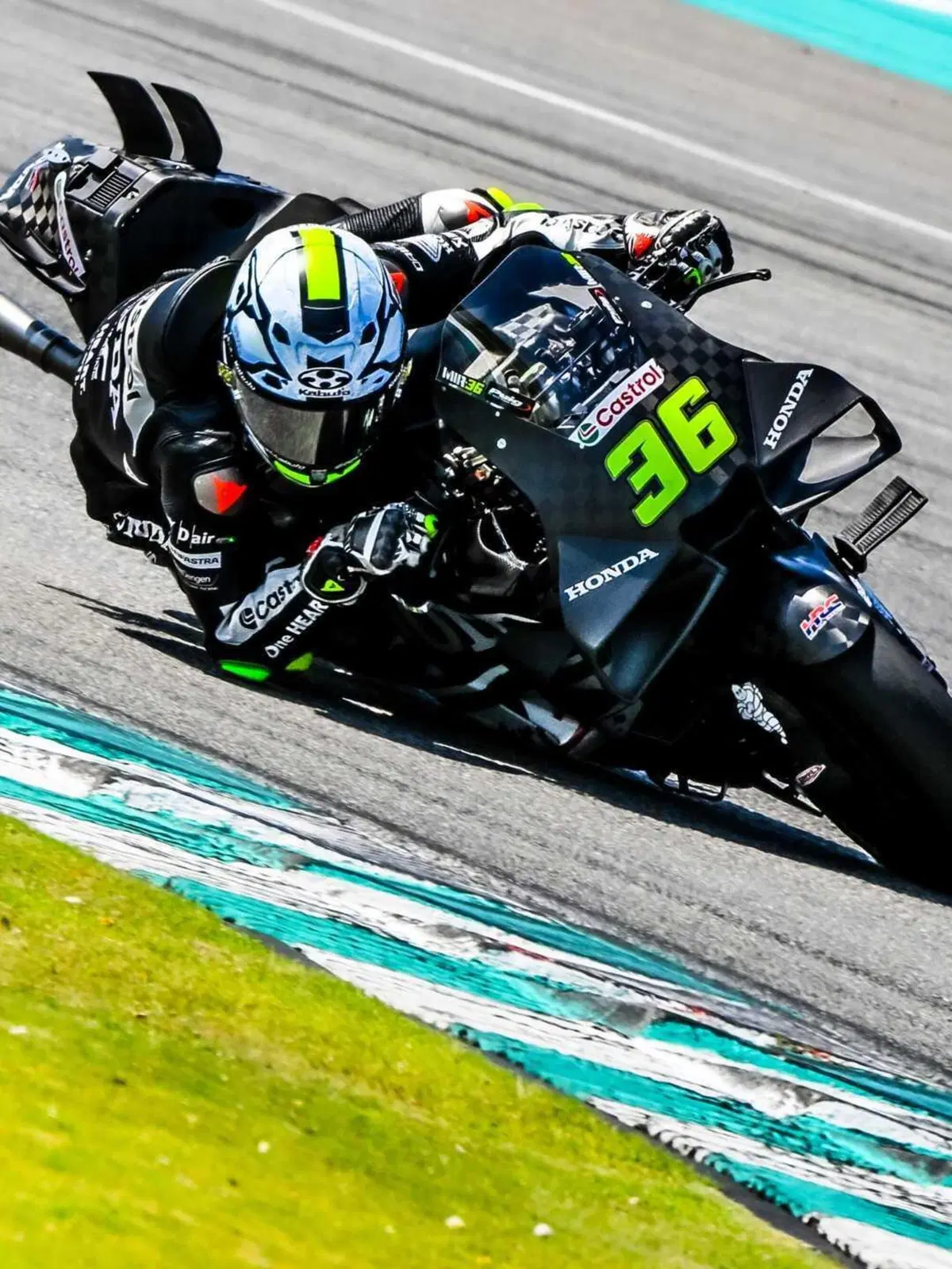 Foto dal 2° giorno di test ufficiali a Sepang: tutte le Yamaha ferme ai box (problemi al motore), la Honda di Joan Mir 1ª (7)