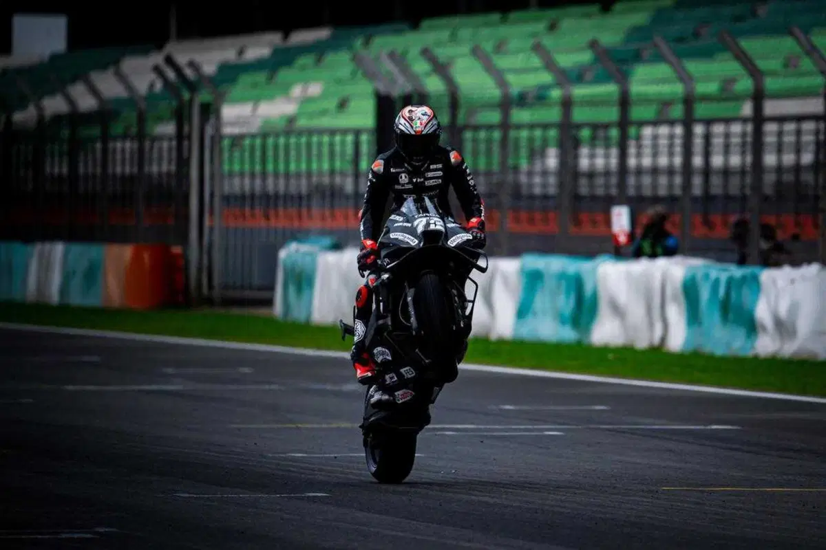 Foto dal 2° giorno di test ufficiali a Sepang: tutte le Yamaha ferme ai box (problemi al motore), la Honda di Joan Mir 1ª (8)