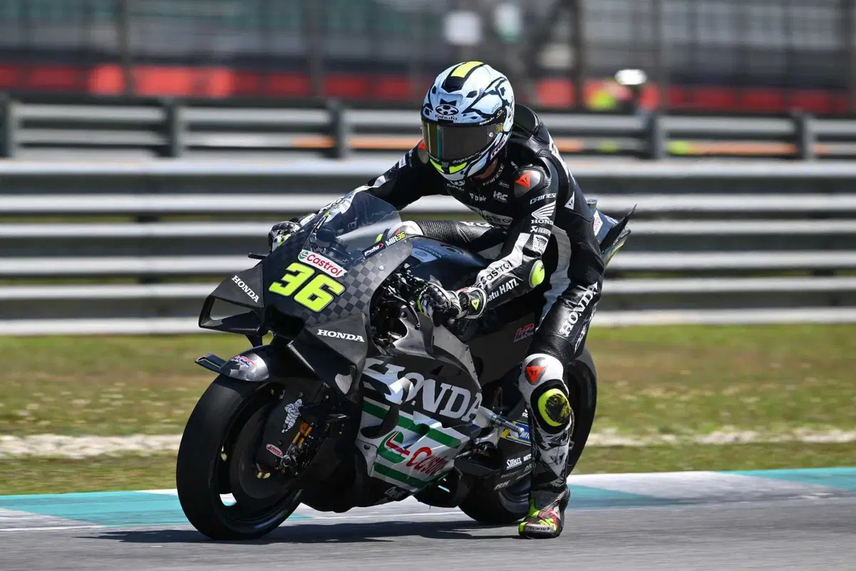 Foto dal 2° giorno di test ufficiali a Sepang: tutte le Yamaha ferme ai box (problemi al motore), la Honda di Joan Mir 1ª (10)