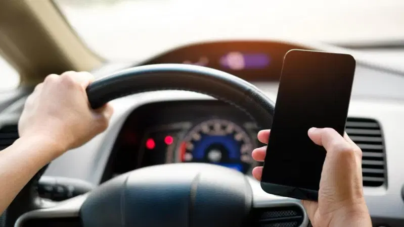 Ecco un nuovo dispositivo anti-smartphone alla guida. Bello ma non basta