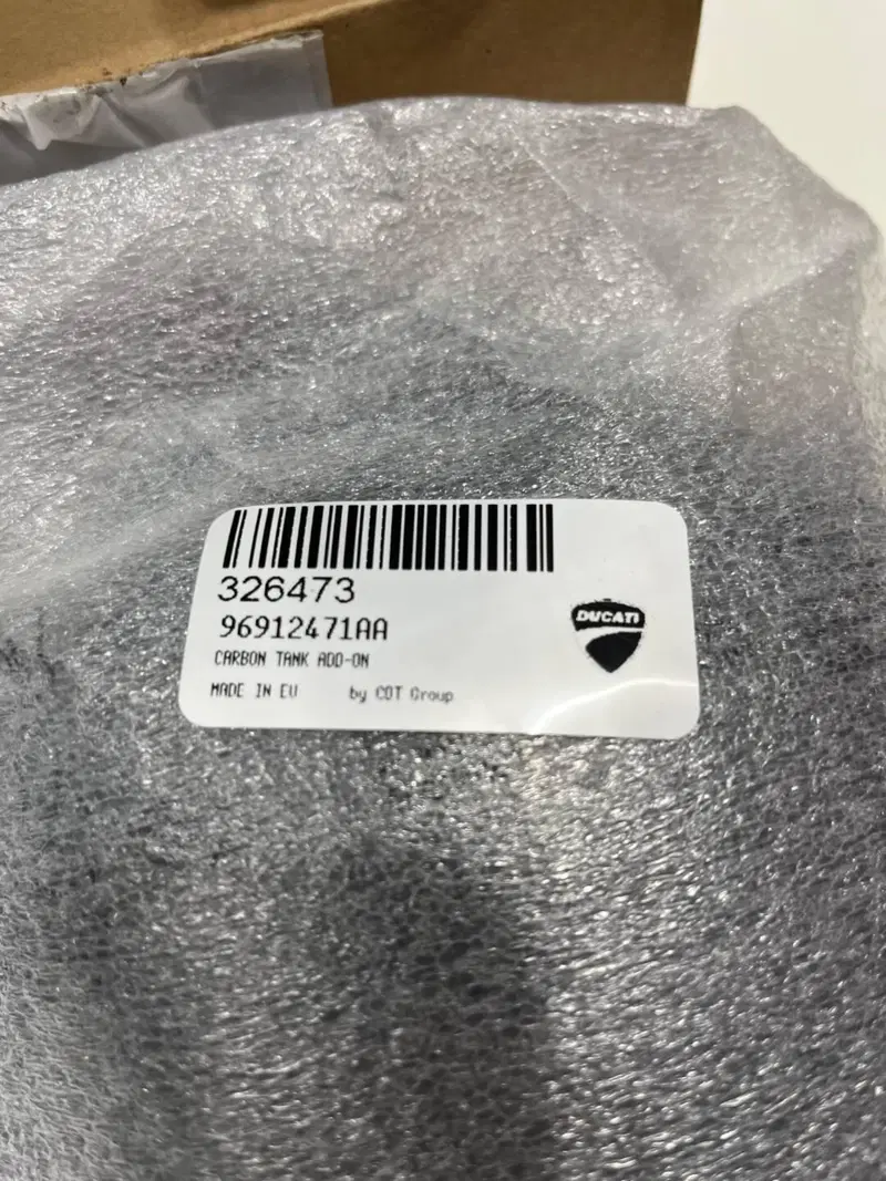 Add-on cover serbatoio carbonio Ducati Performance (2)
