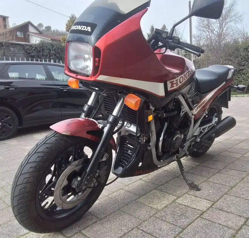 Honda VF 1000F (13)