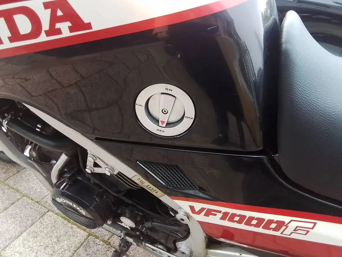 Honda VF 1000F (17)