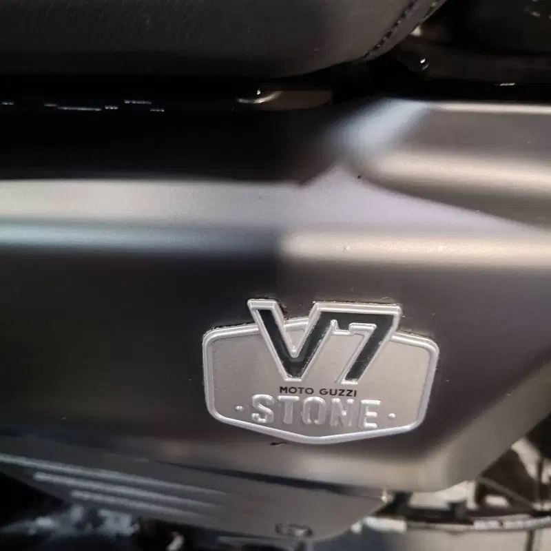 Moto Guzzi V7 Stone (2025 - 26) (3)
