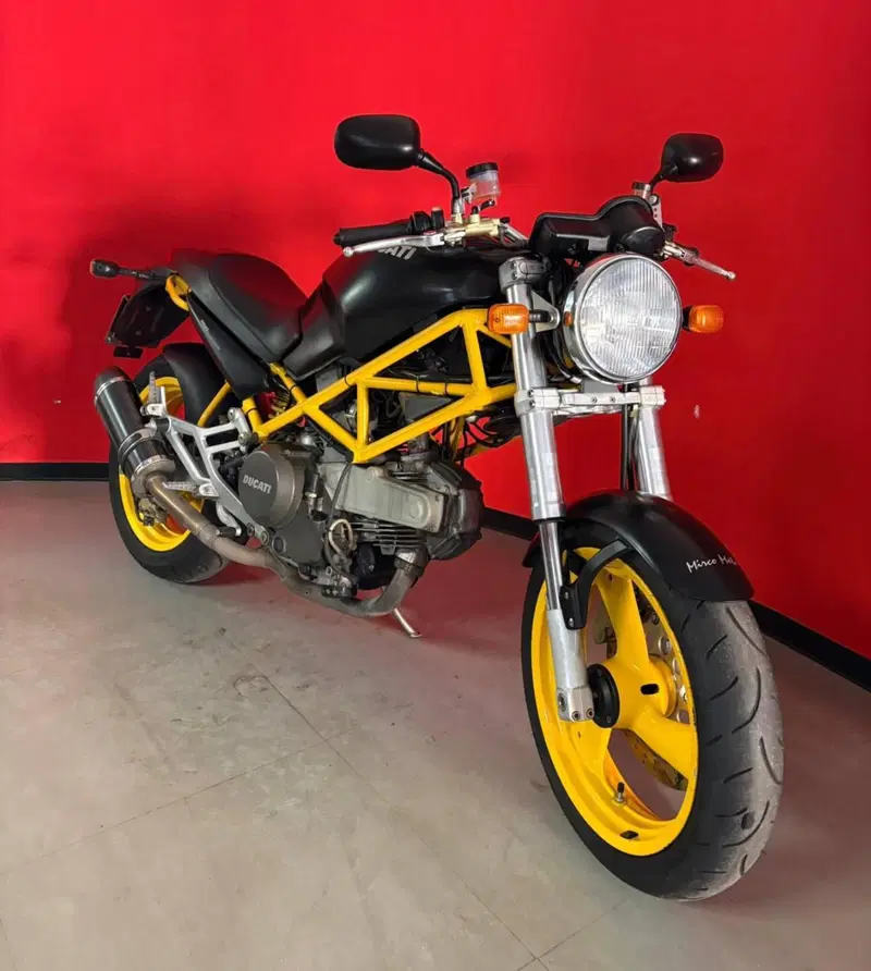Ducati Monster 600 Dark (1998 - 01) (2)