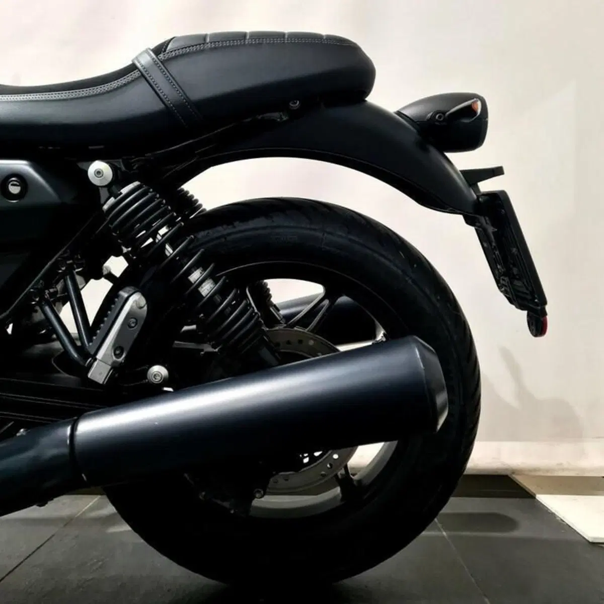Moto Guzzi V7 Stone (2021 - 24) (13)