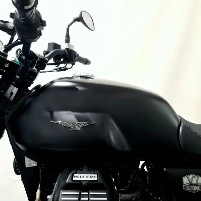 Moto Guzzi V7 Stone (2021 - 24) (9)