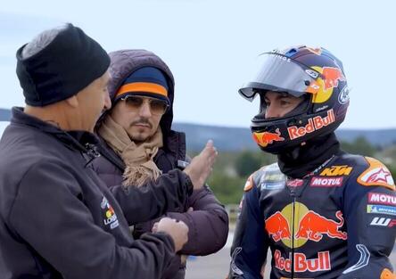 Lorenzo e la vita da coach: “Mio padre cura i fondamentali, io so cosa serve in MotoGP: per Maverick è la combinazione perfetta” [VIDEO]