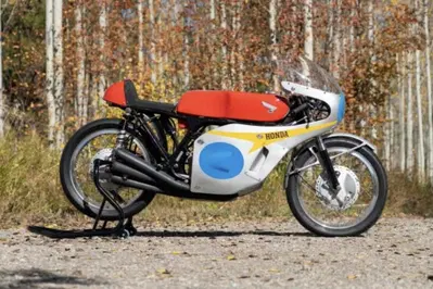 Asta da capogiro a Las Vegas: 330 mila dollari per la replica della Honda RC174 