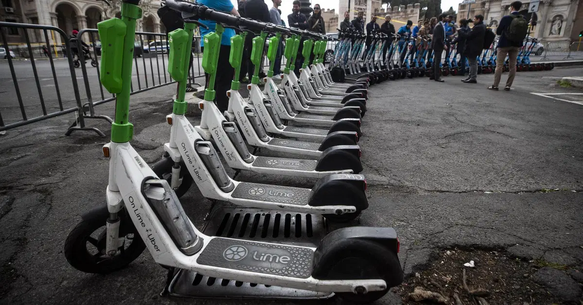 Roma, linea dura contro Lime: tremila monopattini sospesi per un mese