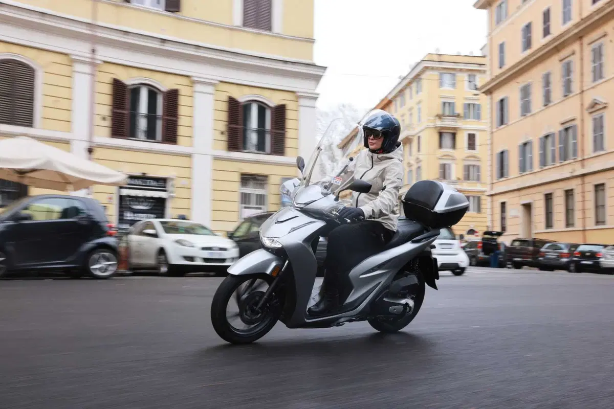 SH 125i e 150i 2026 TEST: tante novità e tante conferme per il best seller Honda [VIDEO E GALLERY]  (2)