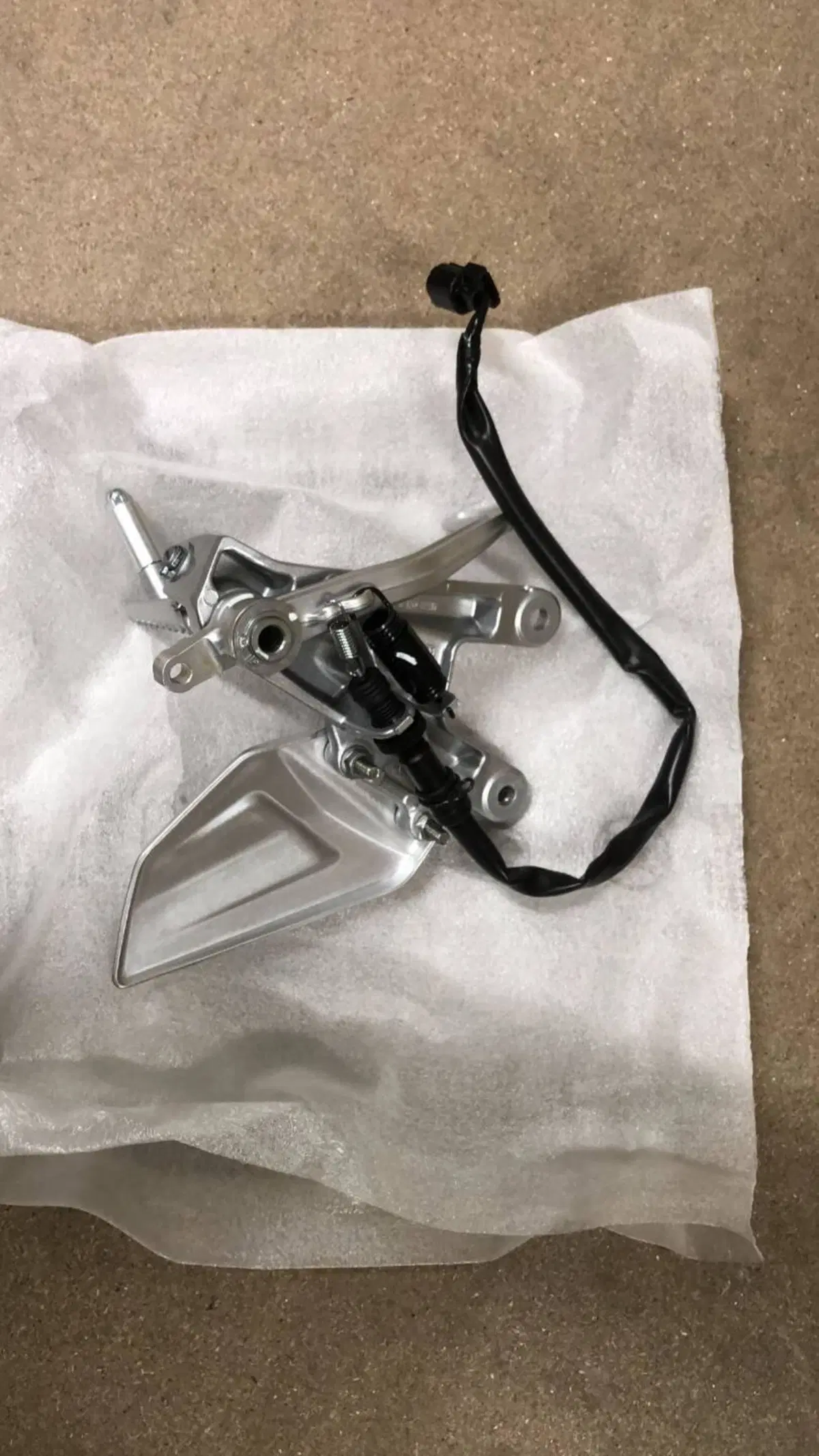 PEDANA ANTERIORE DESTRA COMPLETA PER HONDA CBR 100 (2)