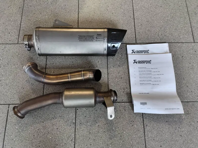 Terminale Akrapovic "Slip-on Line" Husqvarna Vitpi (2)