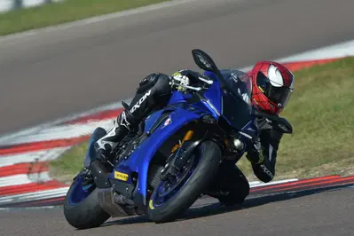 Yamaha al lavoro su un forcellone a geometria variabile