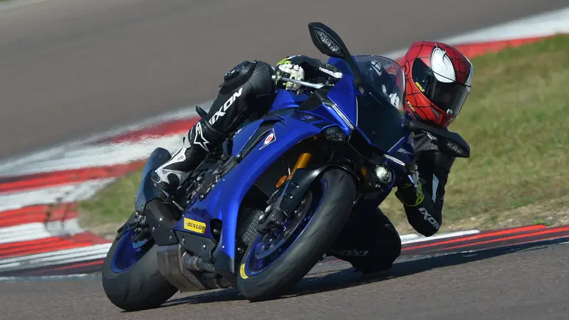 Yamaha al lavoro su un forcellone a geometria variabile